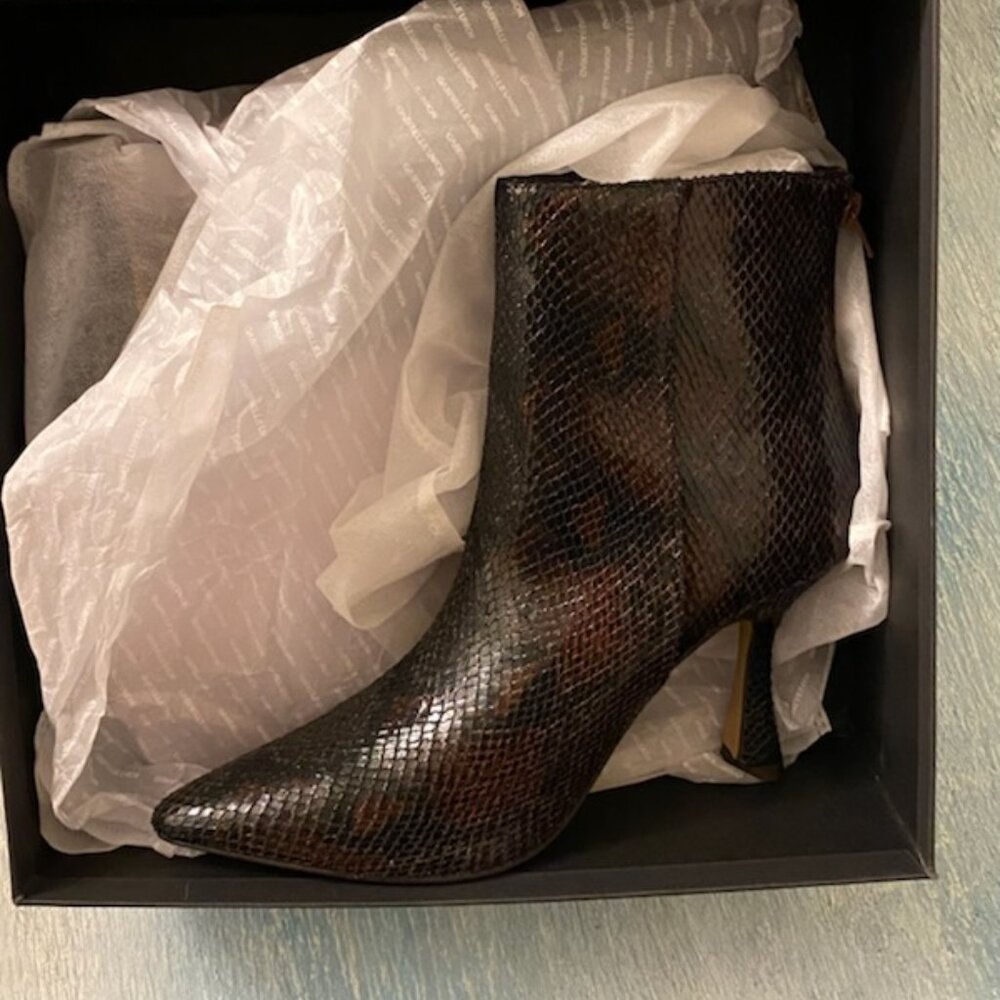 NWT GABRIELLE UNION (SETBACK HEEL BOOTIE))
